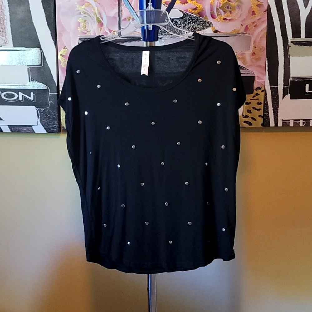 1 XL black shirt with silver circle detail